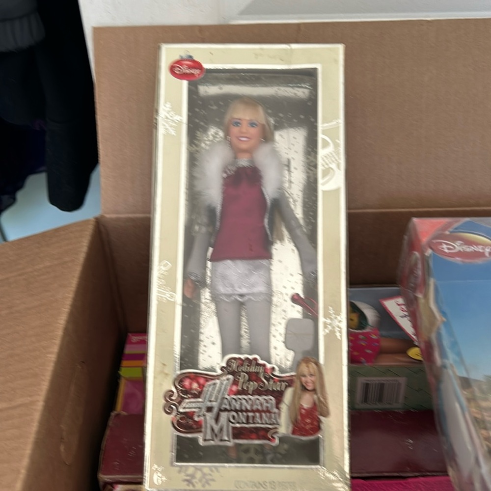 Nib Hannah Montana holiday pop star doll